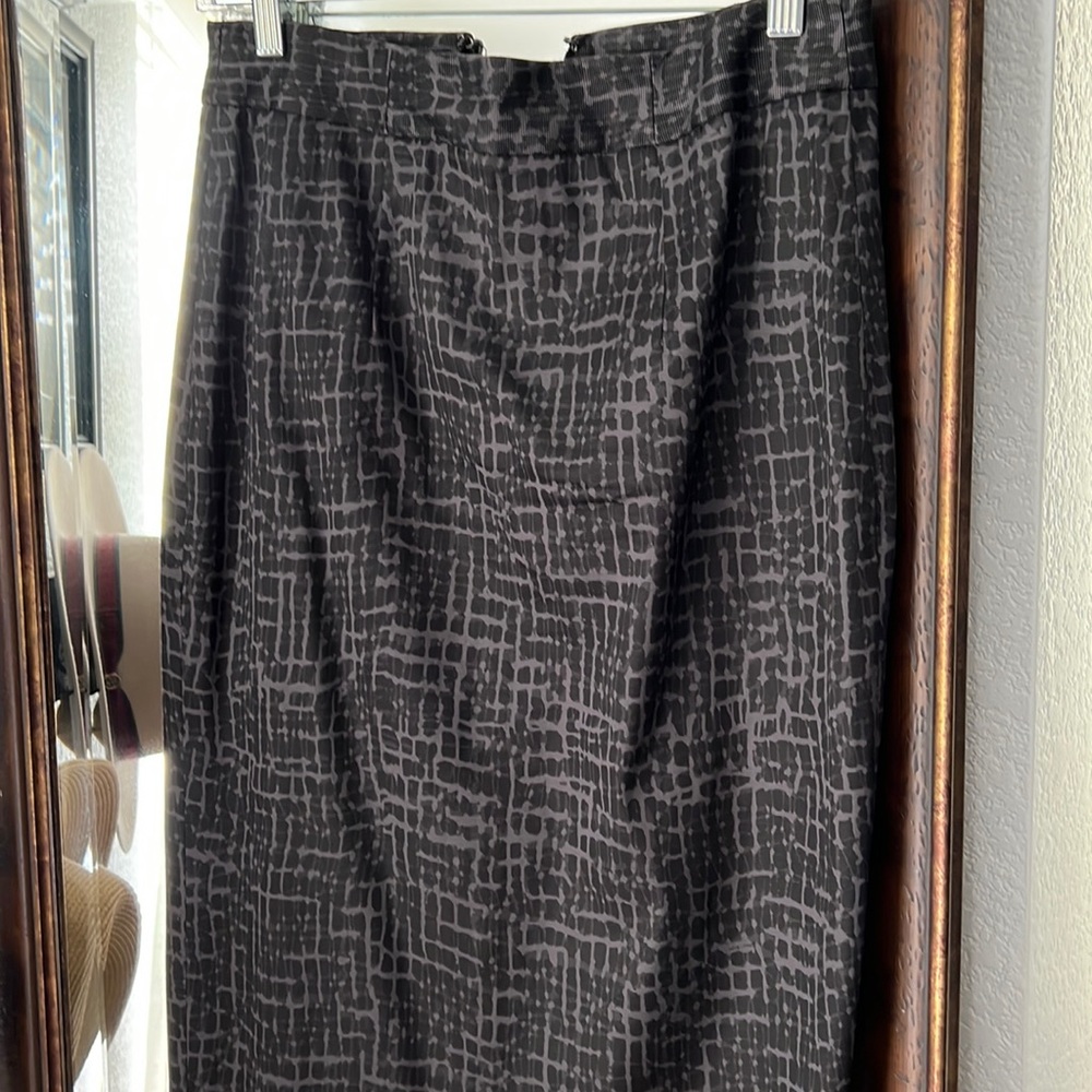 Print pencil skirt.
